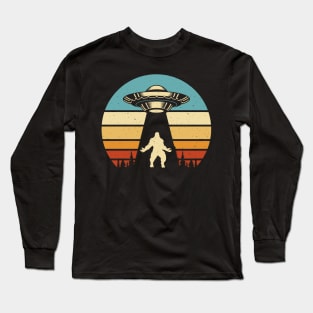 Retro alien ufo bigfoot abduction Long Sleeve T-Shirt